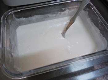 step2: 準備一個適合微波容器ˊ加入糯米粉160g/水160cc/拌勻