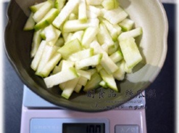 step4: 首先把絲瓜洗淨、屑皮、切小絲