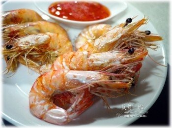 step2: 炸完聞起來真的就像釣蝦場裡，烤蝦的那種味道。 剛起鍋的蝦頭裡還見得到蝦漿在裡頭冒泡泡