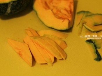 step1: 烤箱預熱至400度F(約200度C)。南瓜去皮去籽，切成約1公分厚度的長條狀。