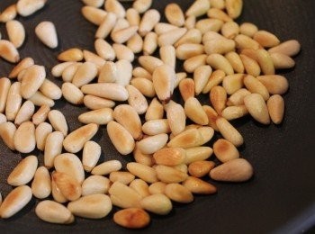 step1: 乾鍋中火, 將松子炒香至表面上色