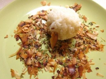 step6: 取一個盤子將台東柴魚花和海苔粉倒入混合,將小飯團放上滾至全部沾上即可