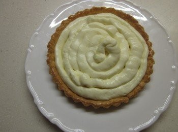 step9: 將奶醬裝到塑膠袋呈三角椎狀,剪一個小洞,以繞圈圈的方式擠滿塔皮