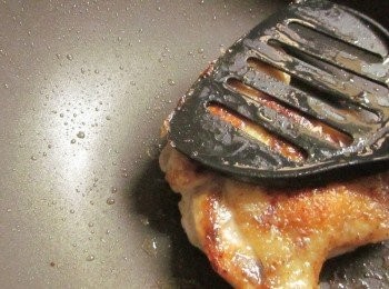 step6: 原鍋重新開火雞皮朝下用鍋鏟稍壓煎到酥脆