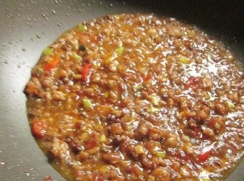 step3: 加入豆瓣醬炒到香味出來,沿鍋邊淋米酒及醬油,試味道加適量的水及糖