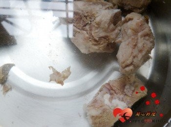 step1: 排骨用冷水川燙後洗淨加乾淨的水和薑片,放入電鍋用一杯水燉至跳起,悶10分鐘