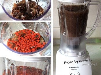 step4: 將切小塊的黑木耳放進果汁機容器中
倒入適量的乾淨冷水，以淹過木耳再多出一些些為準
然後放進洗淨的枸杞，壓下開闢將<span class="group_1">食材</span>全攪碎
約一、二分鐘左右即可。