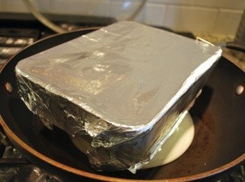 step10: 大火加蓋蒸60~75分鐘(越厚所需時間越久)，至筷子戳入後不粘黏後取出放涼。 ※ 我的炒鍋循換設計較差，於頂部多覆蓋一層鋁鉑紙以阻隔水蒸氣滴入 ※ 可燒一壺熱水在旁備用，於鍋底將燒乾時添加