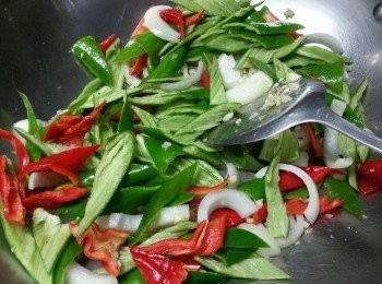 step3: 落洋蔥炒香,加入青紅椒略炒一炒
