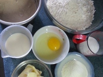 step2: 將高筋麵粉.奶粉.糖.加入雞蛋,加入冷藏種液及牛奶.酵母,先用刮刀拌勻,搓至起筋