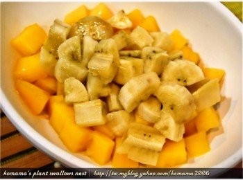 step3: 把香蕉也分切成小塊狀後，與芒果一起放在碗中。