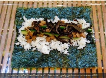 step4: 和風鰹魚黑菇醬先稍微瀝乾醬汁後，與小黃瓜一同放置於白米飯上。