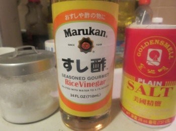 step3: 盐、糖、醋的比例 
寿司醋是寿司的基本调味料，它是用盐、糖、醋按1∶5∶10的比例调制而成的。调制时将盐、糖、醋和匀，放入锅中加热，晾凉后即可使用。注意，加热时不可令其沸腾，以免降低醋的酸味。
——寿司醋的保存法—— 
材料：放置寿司醋的锅或容器是干燥的,置于墙角或阴凉处,夏天可放置三～四个月,冬季五～六个月。