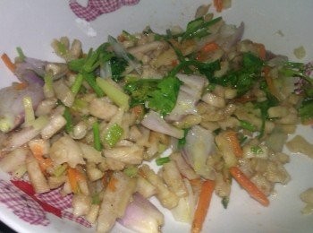 step1: 先將所有<span class="group_1">食材</span>下鍋爆香，適當調味鹽巴及香菇鹽