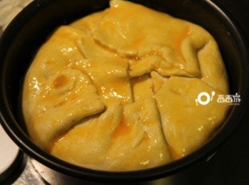 step4: 將圍圈的派皮向中心點蓋上並在派皮上刷上一些蛋黃液再灑上一些起司粉，烤箱預熱200℃烤約20分鐘，待涼後脫模，頂部加上一些牛肉餡料即完成。