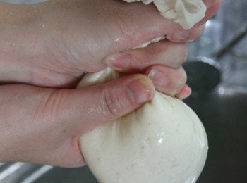 step2: 荸薺用刀拍碎，豆腐拌成泥，將荸薺與豆腐泥放入紗布袋中將水分擠乾，放入容器加入蝦泥加蠔油2匙、胡椒粉拌勻，填入絲瓜中，上頭放上蝦仁放入電鍋中蒸熟。