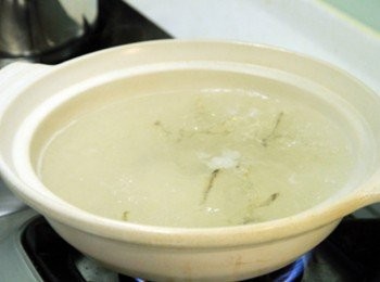 step2: 稍為將帝王蟹腳外頭的刺用剪刀剪掉，再將蟹殼剪出直線(方便食用)小魚乾洗淨放入滾水中煮沸成高湯。