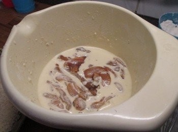 step1: 將雞肉通通放入天婦羅炸粉與冷開水調和、調糊。