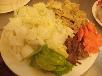 step1: 1.先準備好所需<span class="group_1">材料</span>ˊ並切成適當大小