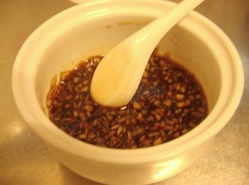 step4: 步驟4放入醬油和糖充分拌勻