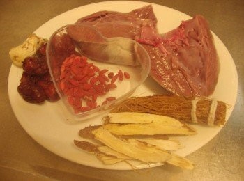 step1: 步驟1先準備好所需<span class="group_1">材料</span>ˊ豬心切半清除血塊ˊ確實處理乾淨