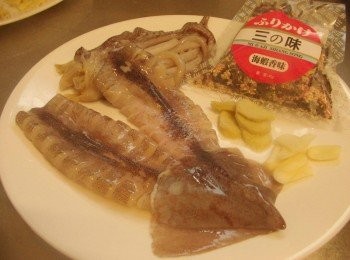 step1: 準備好所需<span class="group_1">材料</span>，中卷洗淨ˊ去頭，將內臟處理乾淨， 然後用剪刀在兩旁剪上等量開口，薑蒜切片備用