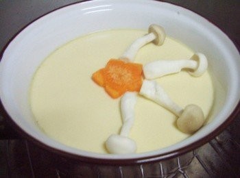 step4: 當電源彈起就完成基本蒸蛋了ˊ然後將處理好的配料ㄧㄧ擺到蒸蛋上