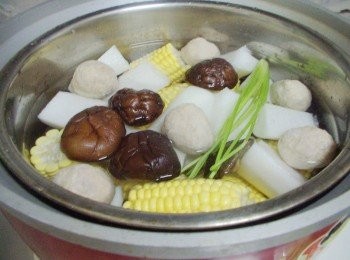 step3: 然後加入覆蓋<span class="group_1">材料</span>的水量ˊ外鍋放入米杯水1.5杯ˊ 蓋上鍋蓋ˊ按下電源ˊ開始燉煮