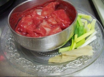 step1: 步驟1先準備好所需<span class="group_1">材料</span>ˊ魚肉切成片狀和<span class="group_2">魚肉醃料</span>先醃漬入味備用 蔥和薑處理成適當大小