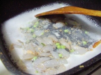 step6: 步驟6然後加入酌量的玉米粉水及剩下的蟹腿和青豆仁ˊ 並將<span class="group_3">調味B</span>加入ˊ煮滾即可熄火