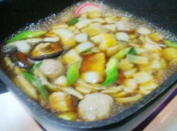 step6: 再加入所有<span class="group_3">調味</span>和火鍋料及較慢熟<span class="group_1">材料</span>一起煮滾