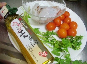 step1: 先準備好所需<span class="group_1">材料</span>ˊ脆卷剖開清除乾淨ˊ 在內面劃菱格刀ˊ切成適當大小ˊ 小蕃茄切對半ˊ薑ˊ香菜ˊ切細末備用