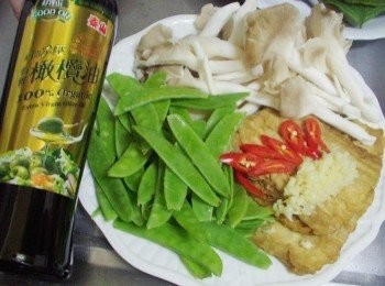 step1: 先準備好所需<span class="group_1">材料</span>荷蘭夾洗淨去除兩邊纖維ˊ 豆皮切條狀ˊ秀珍菇沖洗後用手掰成適當大小ˊ 辣椒切片ˊ蒜頭切細末備用