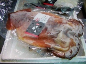 step1: 六源味魷魚一夜干ˊ嚴選阿根廷魷魚新鮮製作 * 科技鹽漬，薄鹽提鮮，健康美味 * 肉質軟嫩Q彈， 真空包裝，新鮮衛生ˊ 料理前只需將魷魚完全解凍ˊ就可依喜好運用做各種料理。 這裡買:http://www.pcstore.com.tw/kmlfish/S659904.htm