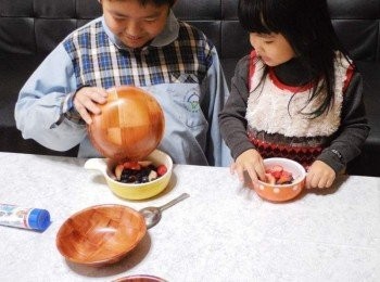 step3: 藍莓和草莓洗淨後處理成適合大小ˊ 準備好適合烘烤容器ˊ將草莓ˊ藍莓均勻鋪放於底層。 (事先將需要<span class="group_1">材料</span>備齊)...就能讓小朋友自己組合完成囉。