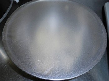step4: 然後蓋上蓋子或保鮮模， 放室溫1~2小時後，移至冰箱冷藏讓其慢慢發酵， (因為現在夏天溫度較高，低溫冷藏可必免發酵過度，麵團酸掉) 如果是秋冬，溫度低，不冷藏也是可以的喔。
