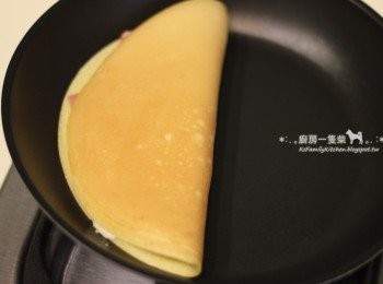 step10: 至底部變成咖啡色，小心將餅皮對折，兩面各續煎約1分鐘，盛起，依照前述步驟將剩下的另一半麵糊、<span class="group_2">內餡</span>完成即可。