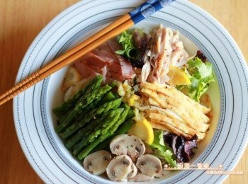 step4: 盤中擺入冰鎮好的冷麵，鋪上所有<span class="group_1">材料</span>，灑上檸檬片丁，最後淋上調好的<span class="group_2">冷麵醬汁</span>即完成。