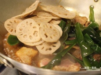 step3: 煮滾後放入海帶結、蓮藕片拌炒一下，改轉成小火續燉。