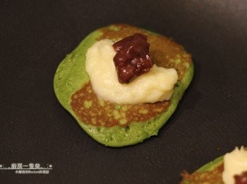 step10: <span class="group_1">抹茶餅皮</span>續煎約20~30秒後翻回來，在麵糊一側放上適量<span class="group_2">奶油餡</span>、蜜紅豆，折起捏緊，取出待涼。