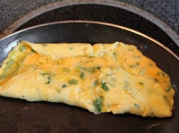 step5: 趁蛋汁還沒熟透之前, 把蛋包上下向中間翻折後, 倒扣到盤子