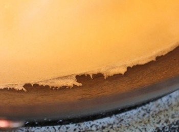 step4: 用中火慢煎至薄餅周邊熟透翹起約3分鐘, 即可翻面再煎30秒即完成可麗餅