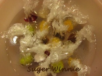 step4: 把保鮮膜從四邊抓起轉緊,放入冰水,凝固後拆掉保鮮膜就是一顆顆漂亮像鑽石般的果凍球