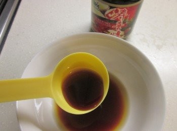 step2: 先調醬汁:榖盛壽喜燒2大匙.糖0.5小匙.白醋1大匙