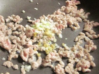step4: 原鍋炒絞肉至半熟放入薑末.蒜末爆香