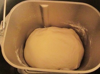 step4: 製麵包機發出嗶嗶聲時拿出<span class="group_2">麵團</span>