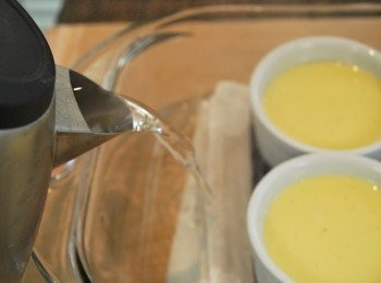 step12: 準備一深的大烤盤，底下墊一層廚房抹布後放上烤盅，盤邊加入熱水約至烤盅1/2高度