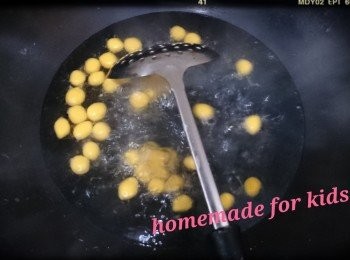 step2: 2.      再加入木薯粉&生粉，搓成粉糰，邊搓邊看情況加入水份/粉。搓至不黏手即可。