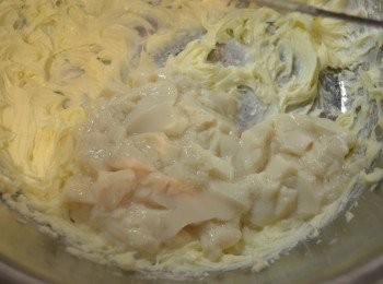 step7: 將忌廉芝士與砂糖用電動攪拌器打至軟滑，加入豆腐花繼續攪打至軟滑。