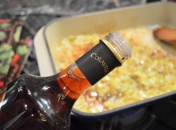 step6: 原鍋加入1大匙牛油煮溶，放入洋蔥碎炒香後加入紅酒醋炒勻。